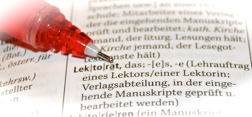 Foto: Rotstift auf Duden-Seite, Stichwort "Lektorat"