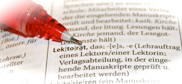 Foto Rotstift auf Duden-Seite, Stichwort "Lektorat"